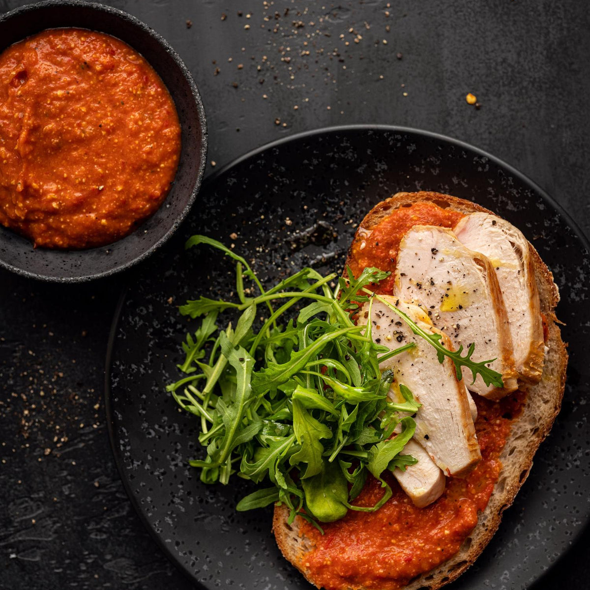 Sandwich met paprikatapenade en kipvlees