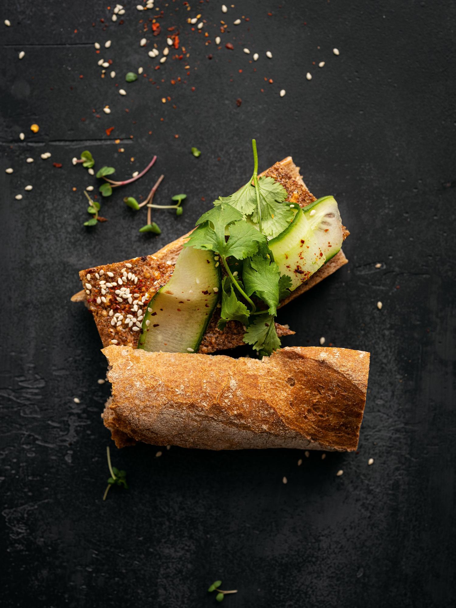Sandwich met gebakken omelet en koriander