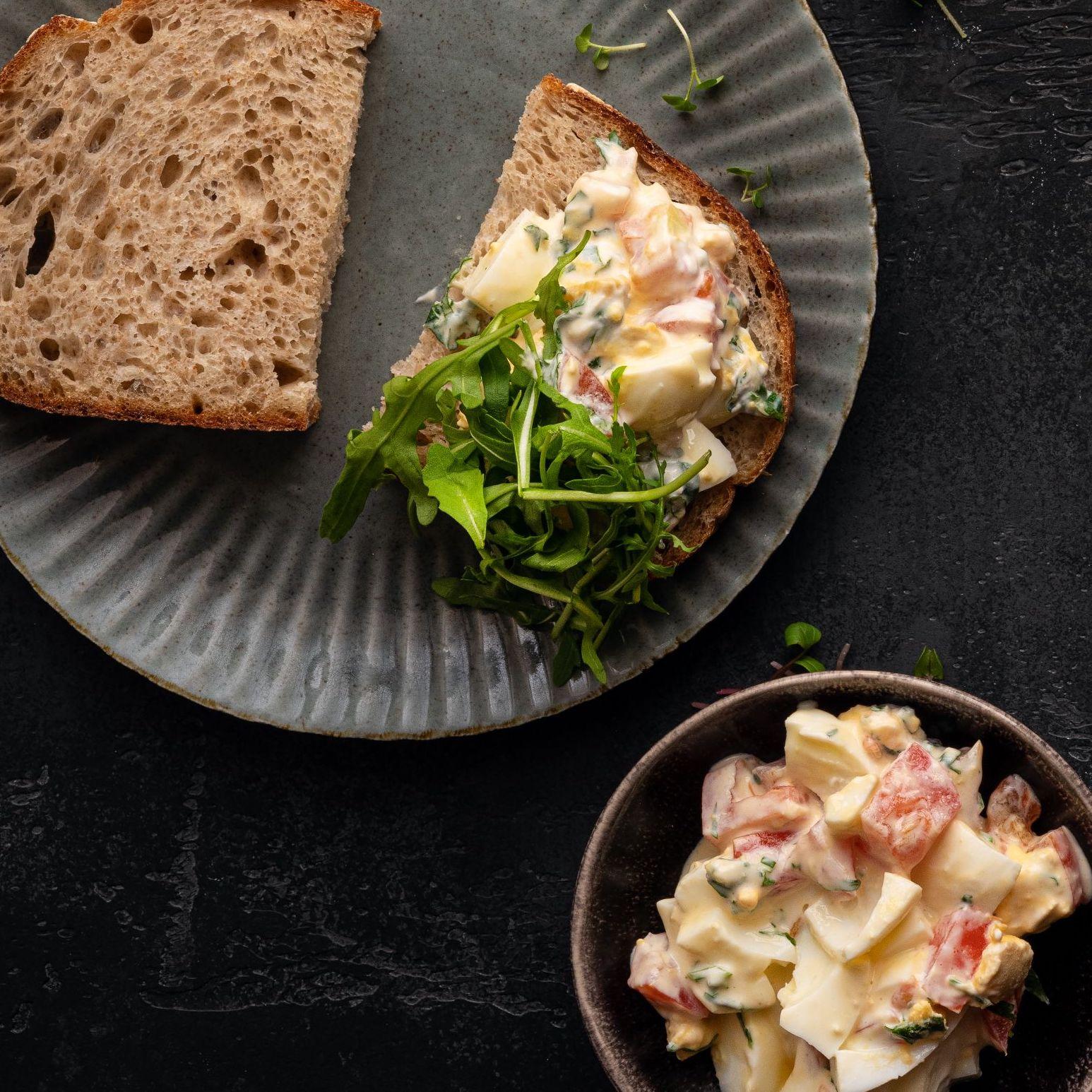 Sandwich met eiersalade en rucola