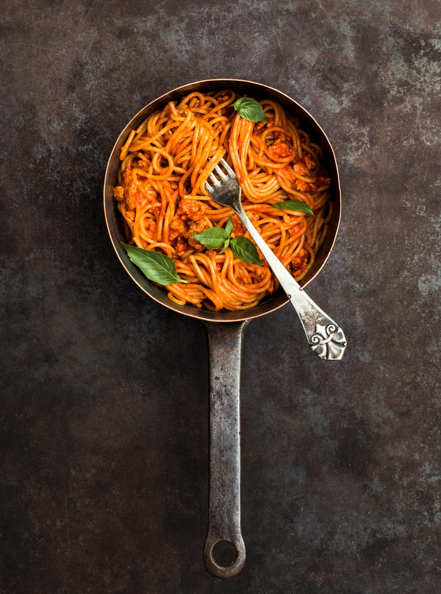 Spaghetti met saus van geroosterde paprika en gehakt kalkoenenvlees