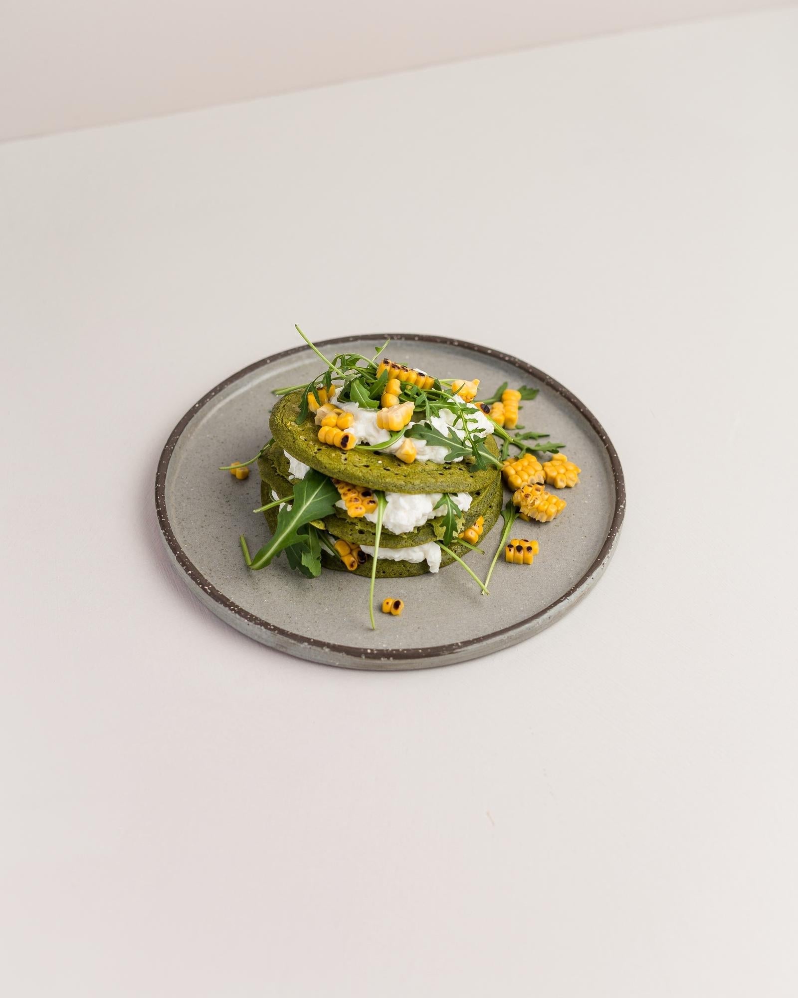 Spinaziepannenkoekjes met maïs, roomkaas en rucola
