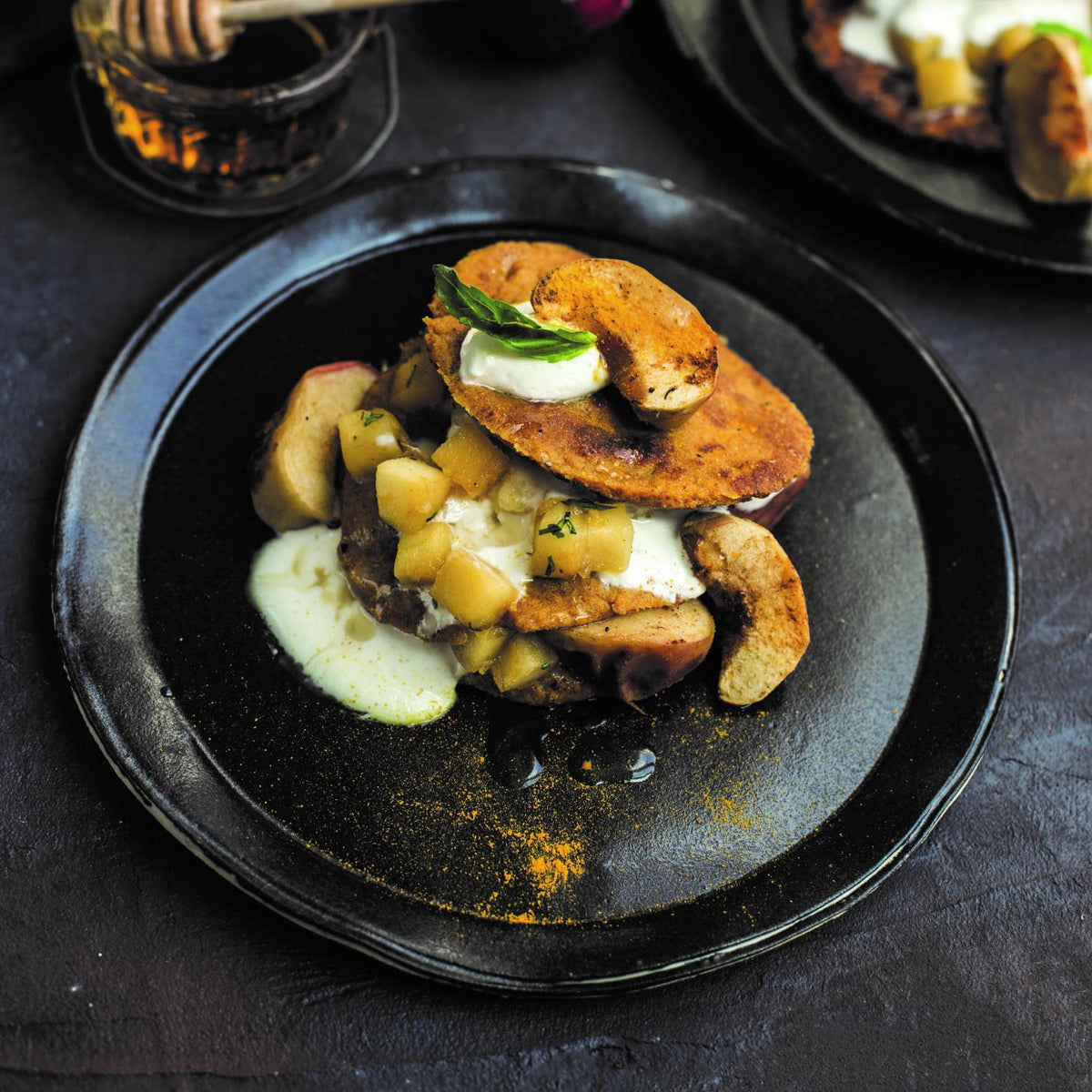 Zoete-aardappelbroodjes met gebakken appels en kaneel