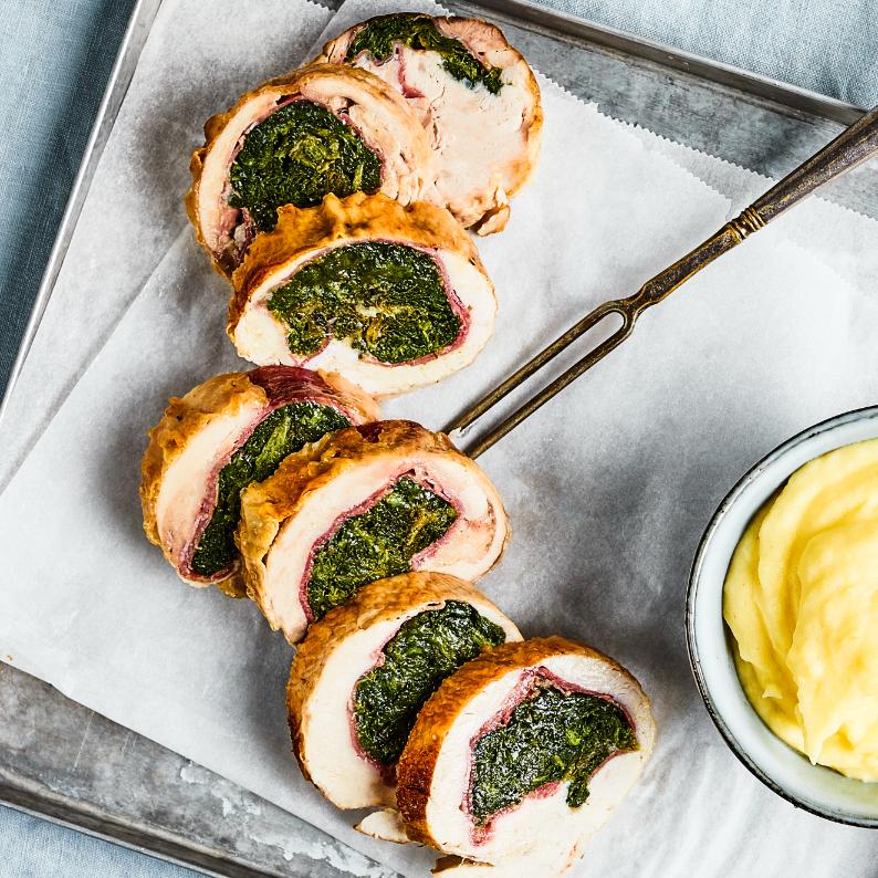 Feestelijke kiprollade met gedroogde ham, Parmezaan en spinazie