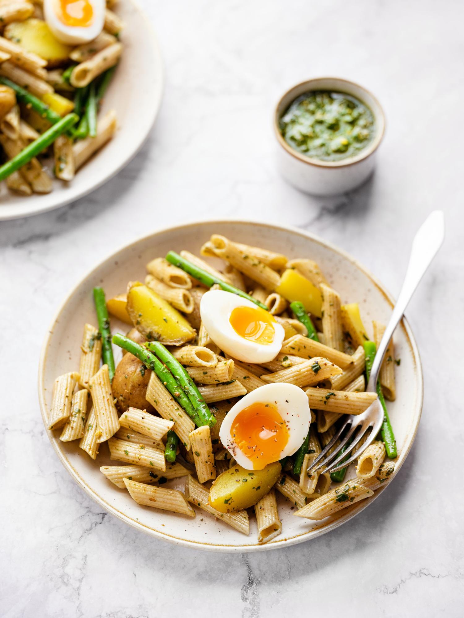 Pastasalade met aardappelen en basilicumpesto