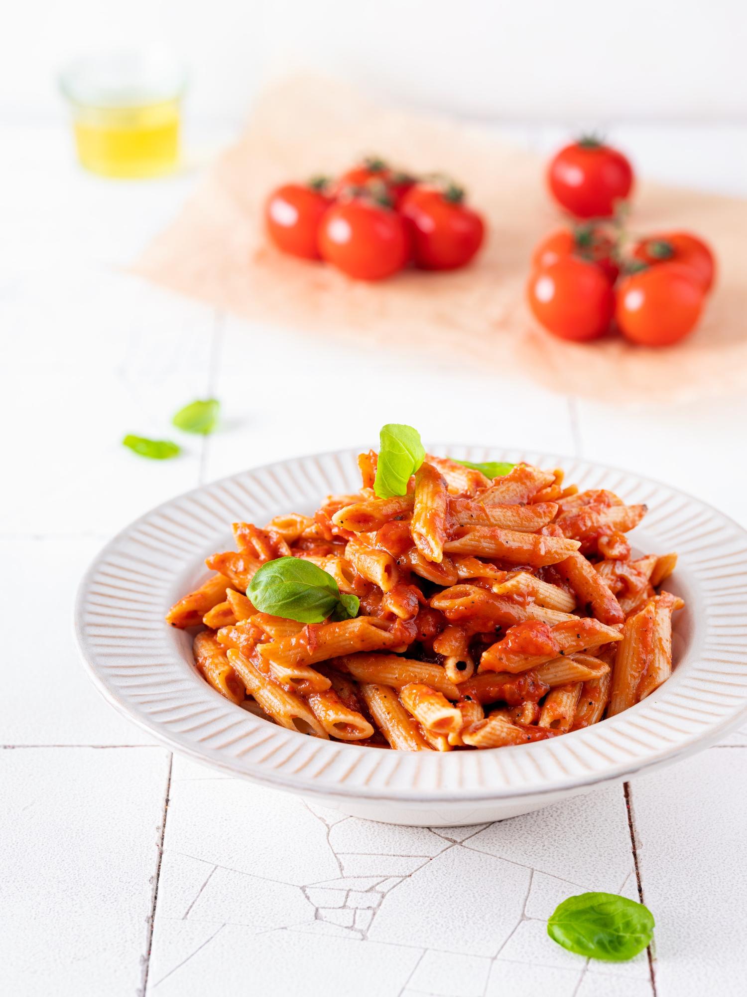 Pasta met pesto van geroosterde tomaten en paprika
