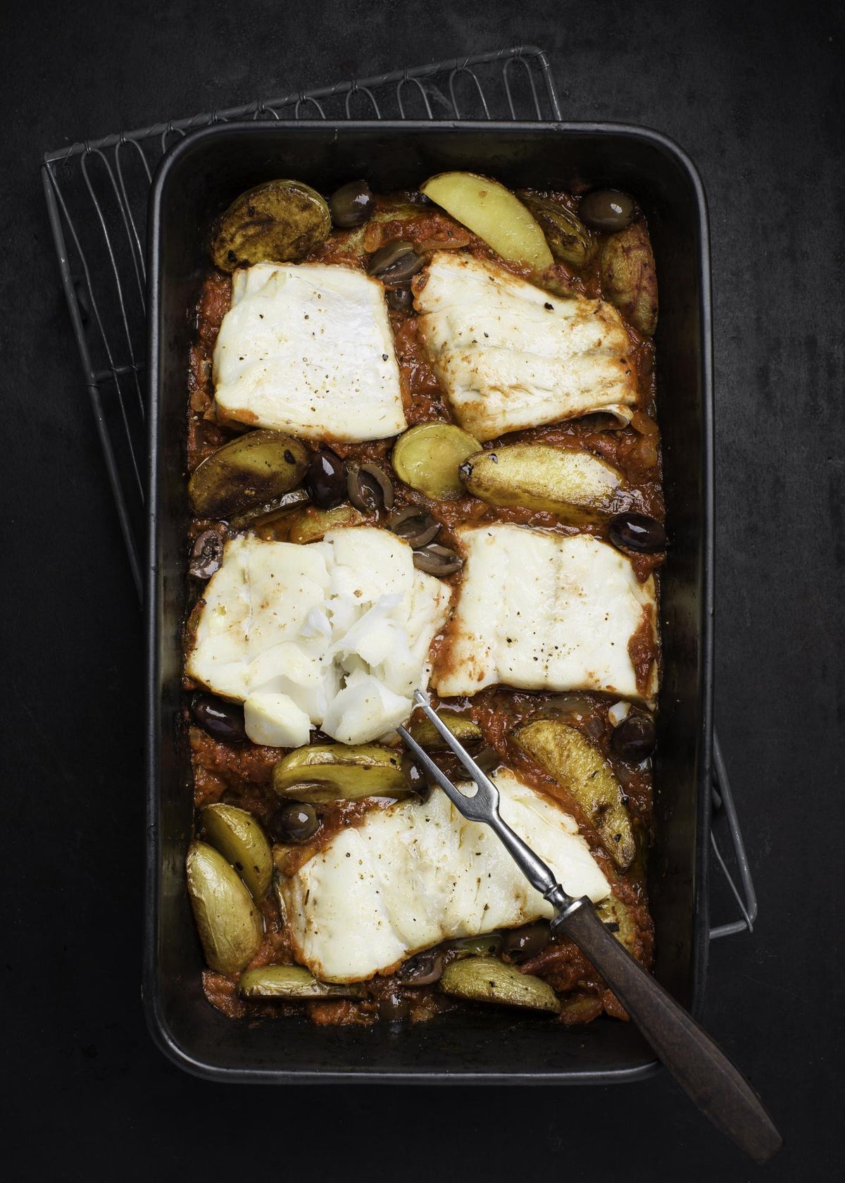 Kabeljauw in tomatensaus met gebakken aardappelen
