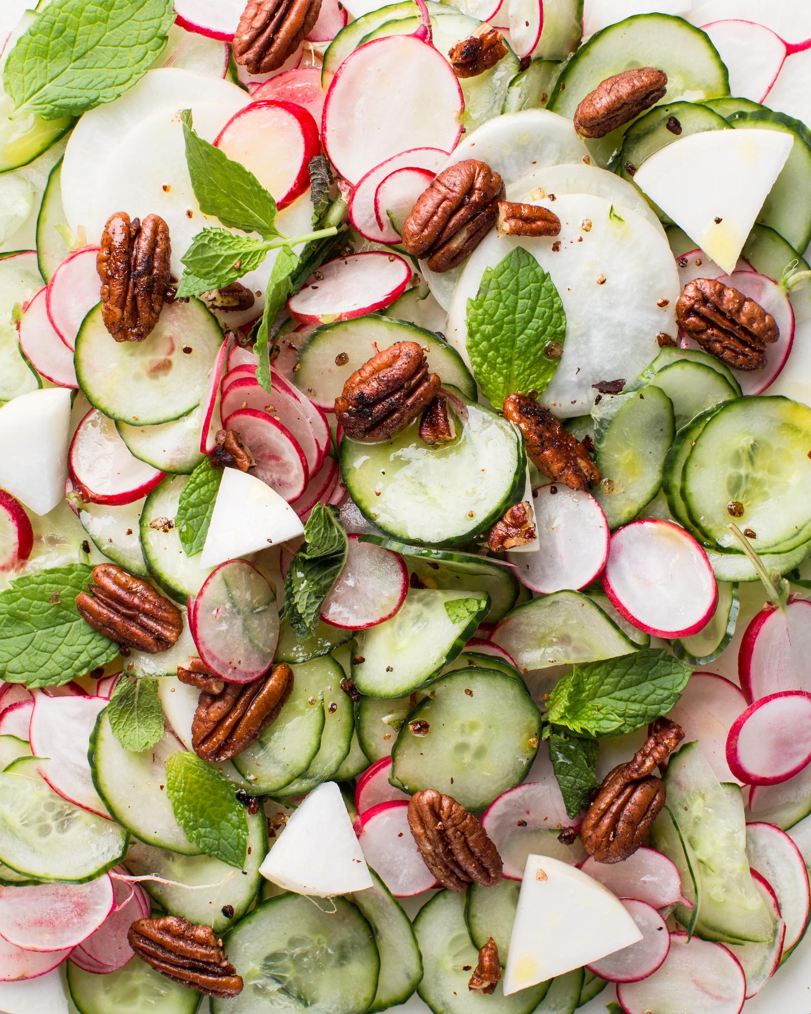 Komkommersalade met kohlrabi, radijsjes en gekruide pecannoten