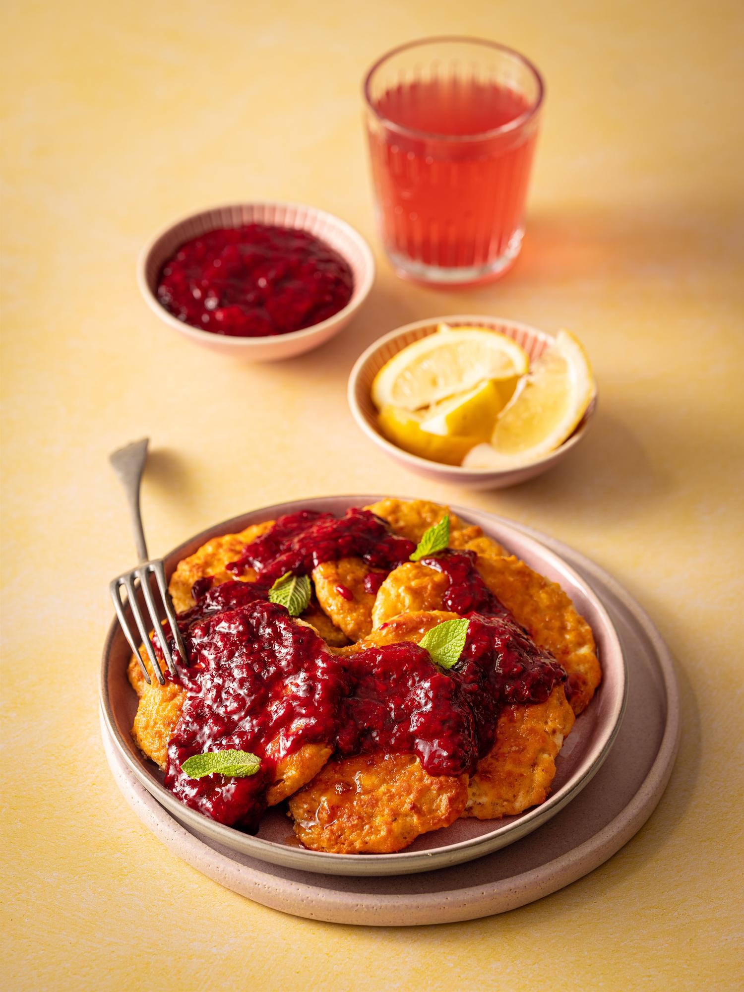 Oekraïense pannenkoekjes (syrnyky) met vruchtencompote