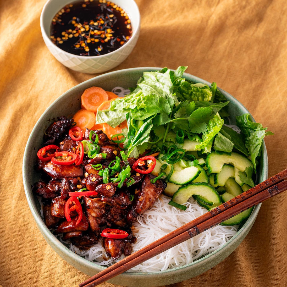 Vietnamse kippensalade met rijstnoedels