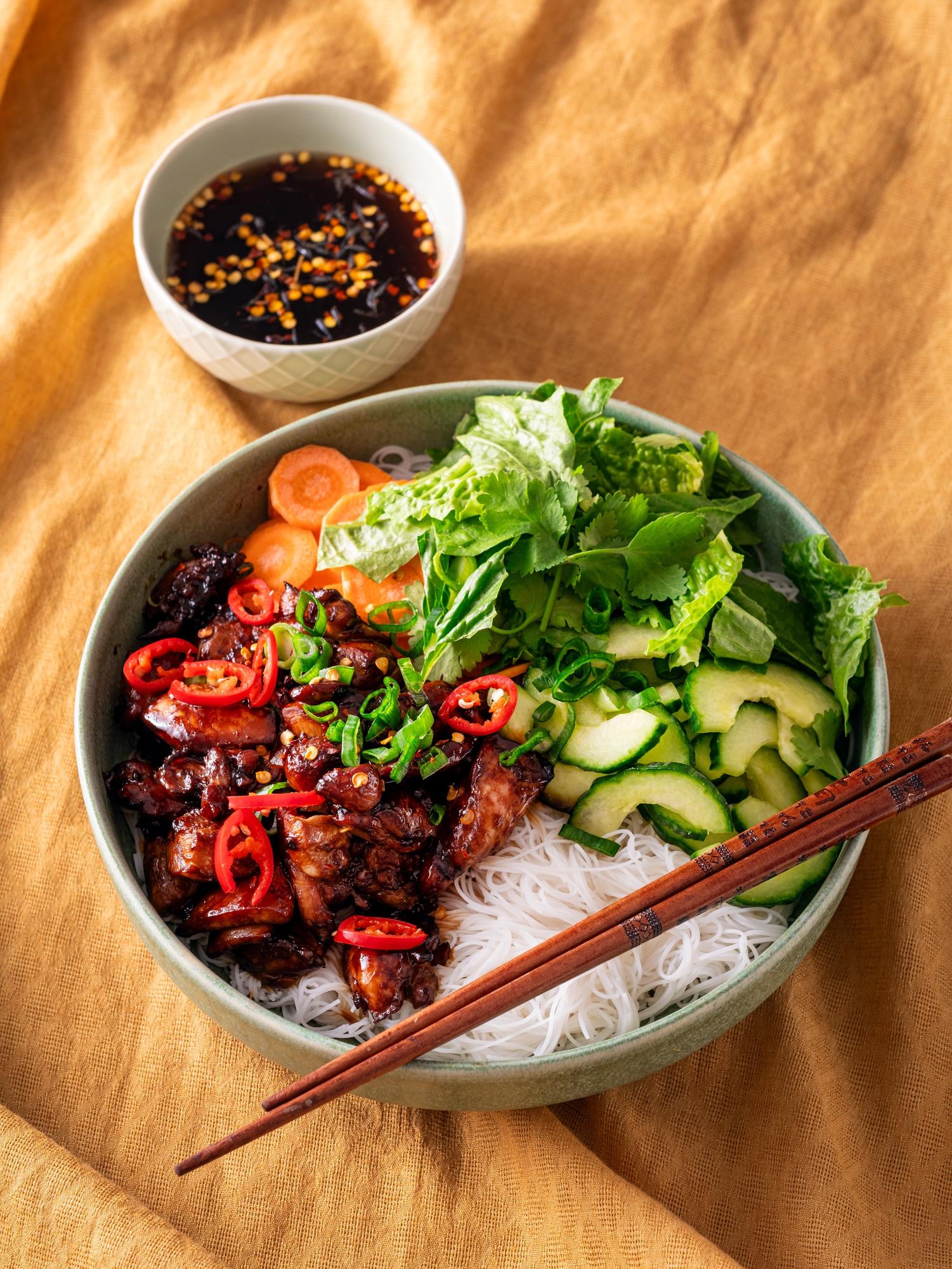 Vietnamse kippensalade met rijstnoedels