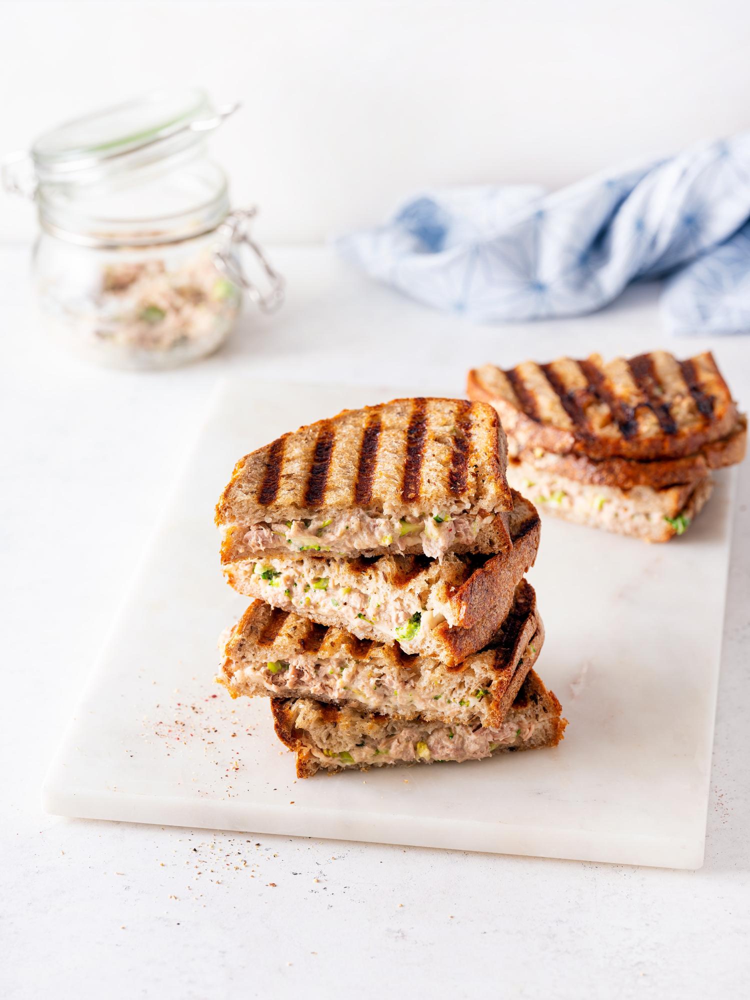 Gegratineerde sandwich met tonijn