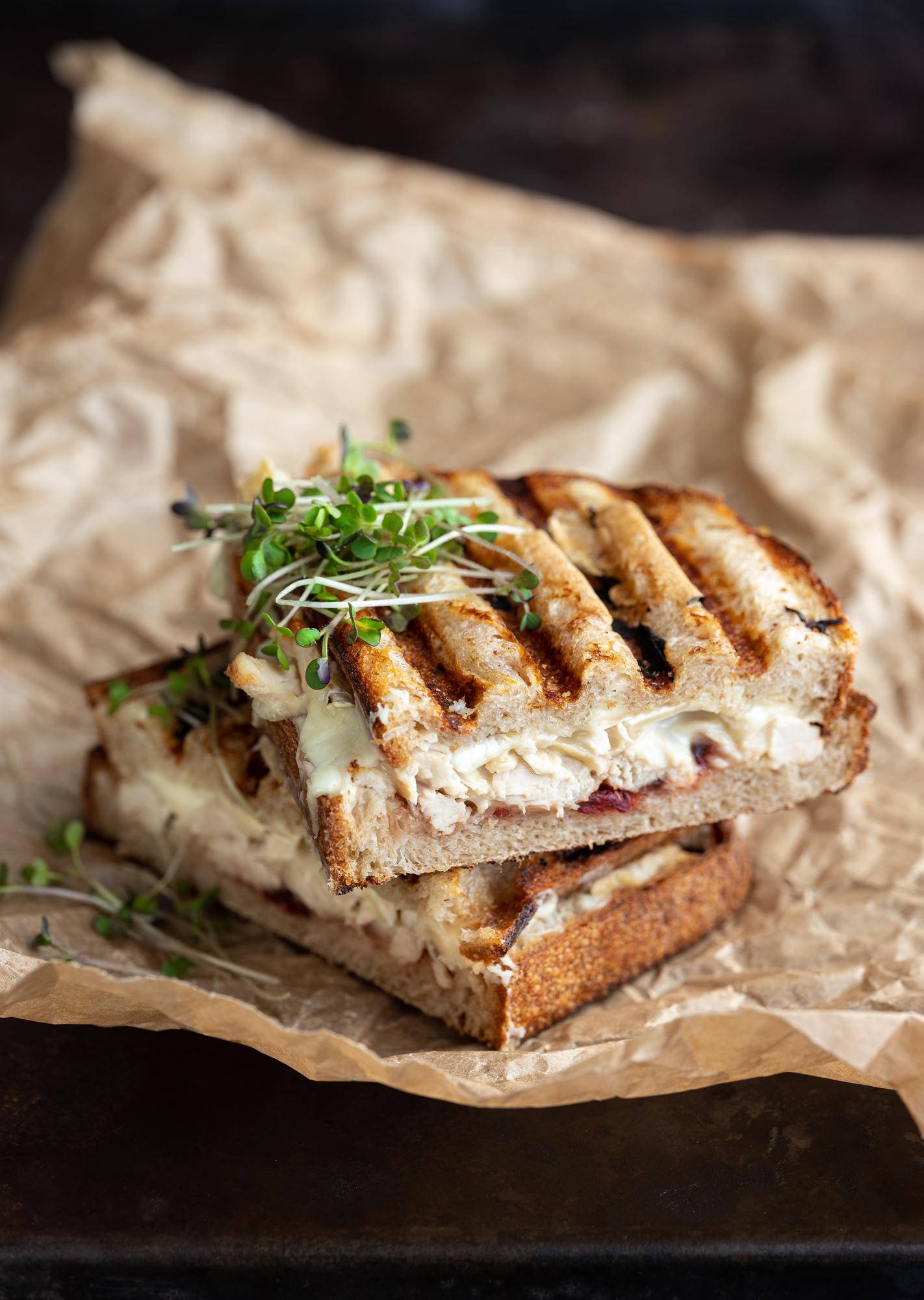 Gegrilde sandwich met kaas, kalkoenvlees en veenbessendressing