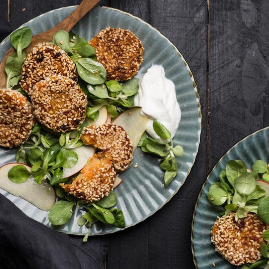 Frikadellen van quinoa en gebakken zoete aardappel