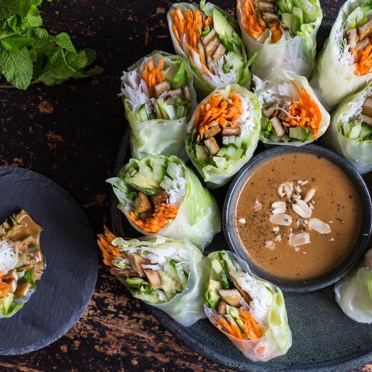 Loempia’s met gerookte tofu en pindasaus