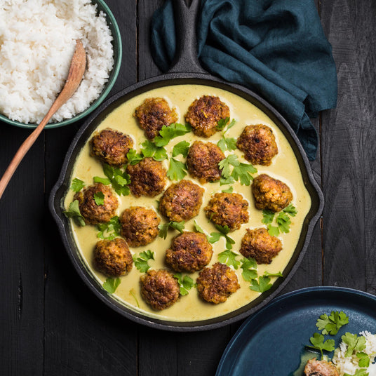 Kipgehaktballetjes in currysaus van kokosmelk