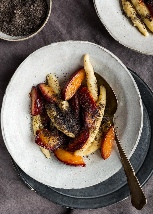 Aardappelnoedels met maanzaad