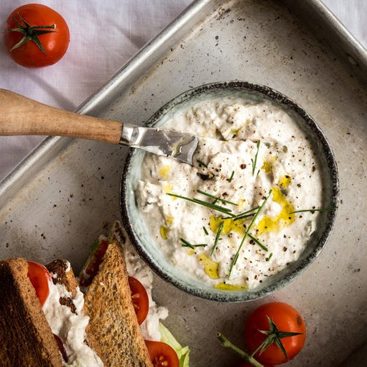 Tonijnspread met komkommer