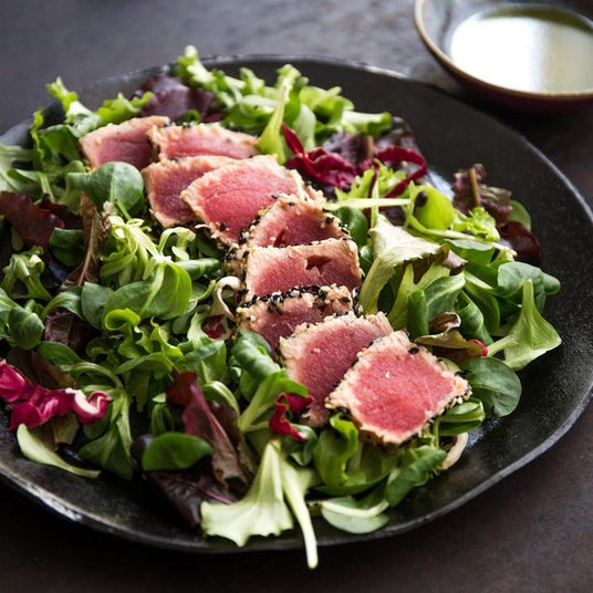 Tonijn in sesamkorst met salade en honingdressing